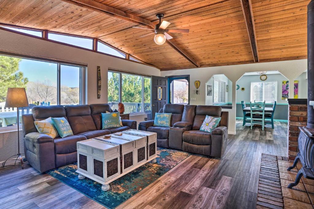 Colorful Cottonwood Home Walk to Verde River!
