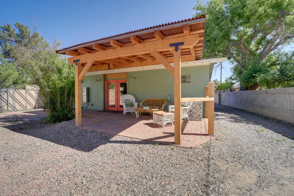 Old Town Cottonwood Cottage with Mod Interior!