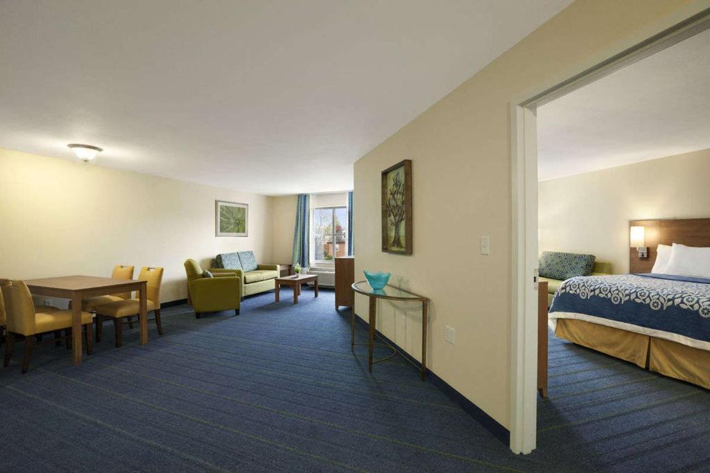 Days Inn & Suites by Wyndham Altoona