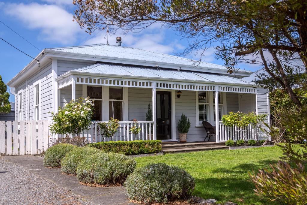 Corner Cottage - Martinborough Holiday Home