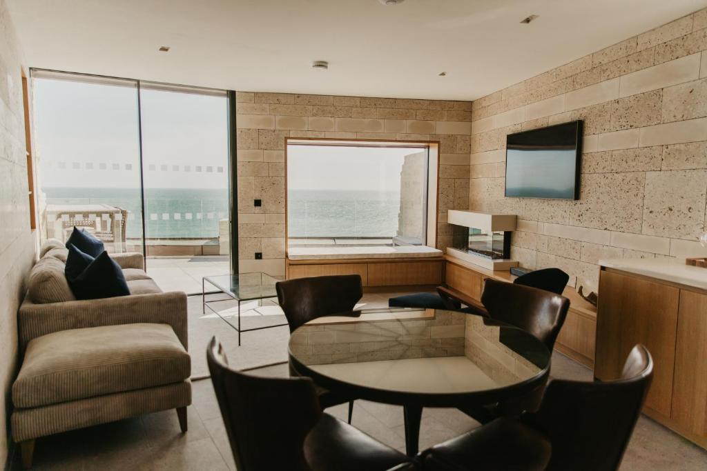 Clifftops Lodge