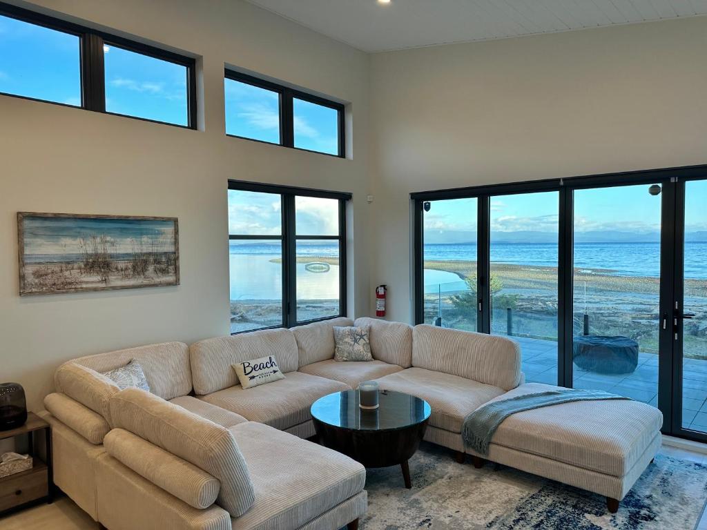 Beachfront Luxury retreat on Saratoga Beach!