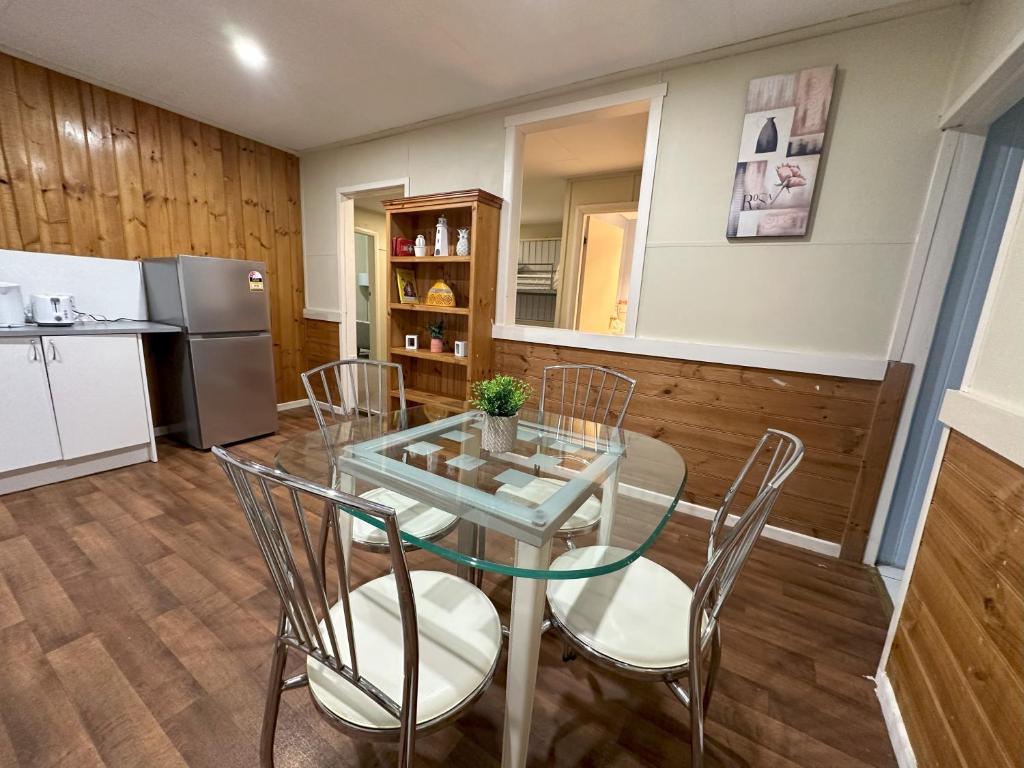 Cottage Charm with Nearby Shopping