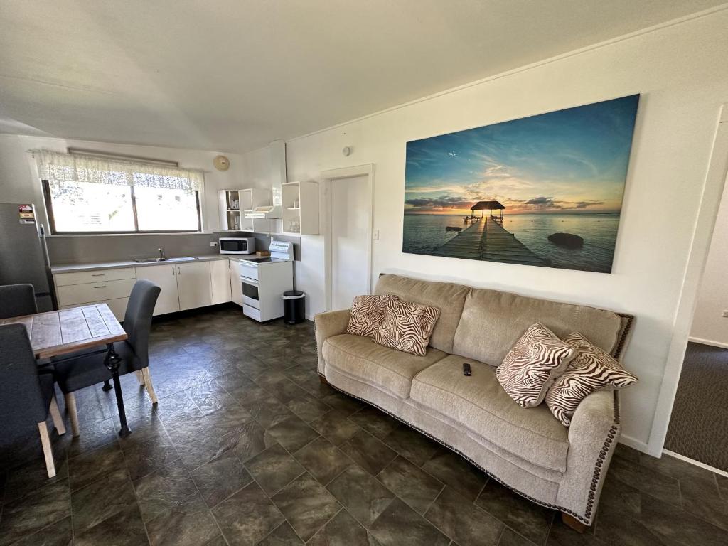 Cozy and Convenient 2 bedroom Apartment with Balcony