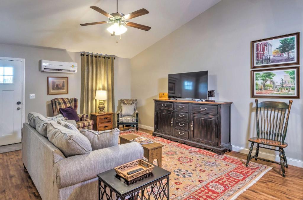 Pet-Friendly Brownsville Retreat with Porch!