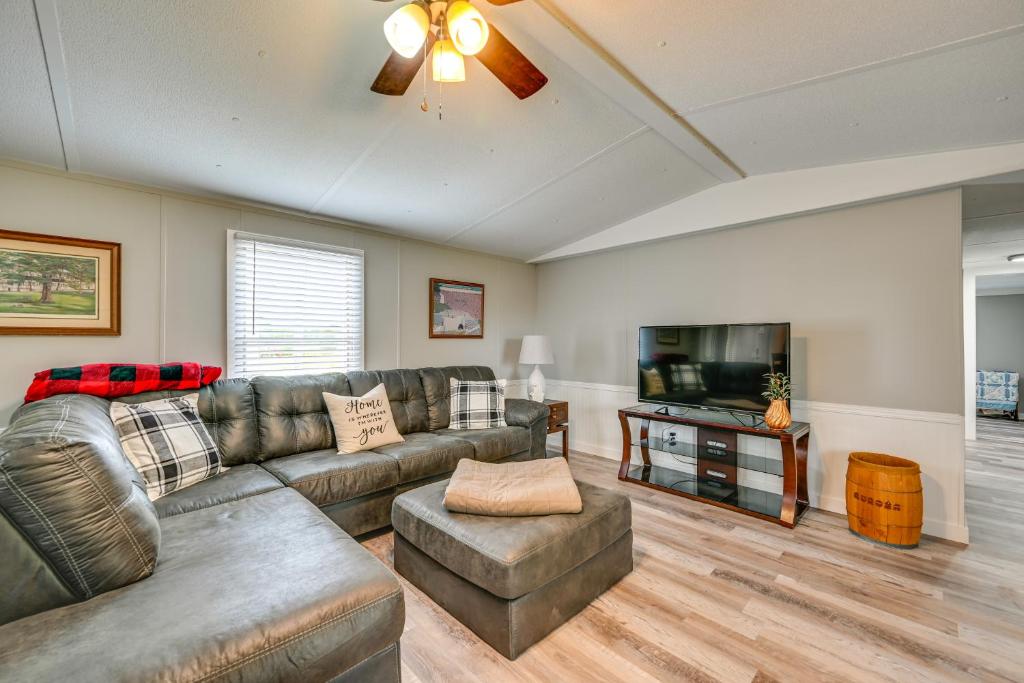 Kentucky Vacation Rental Half-Mi to Mammoth Cave!