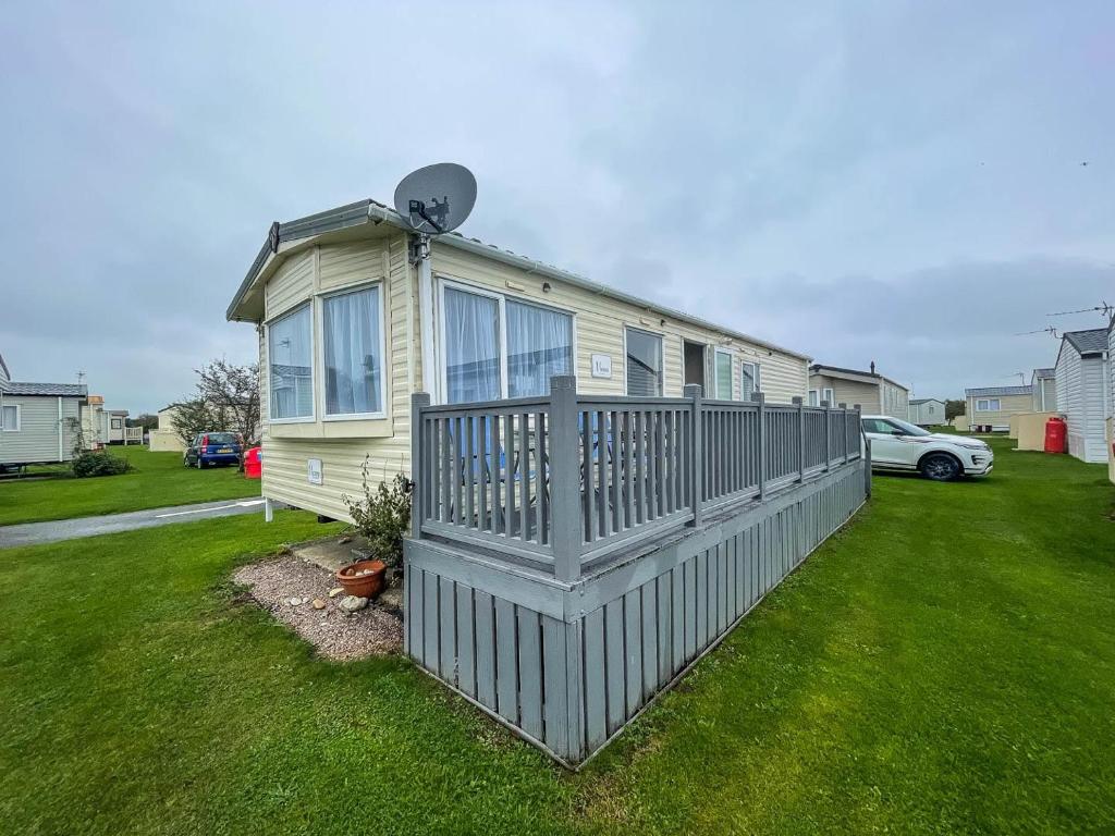 Brilliant Caravan With Wifi And Decking Near Pakefield Beach Ref 68040cr