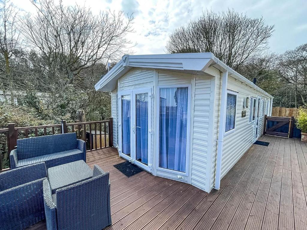 Modern Caravan With Decking At Azure Seas Along The Suffolk Coast Ref 32065az