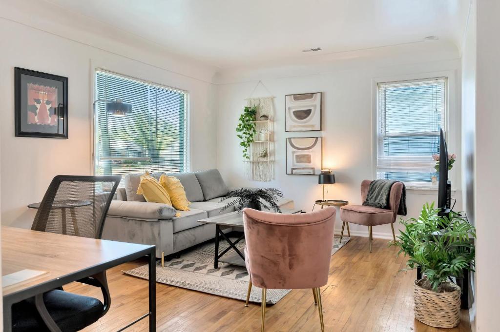 Adorable Cute Home w Workspace & Yard in Livonia