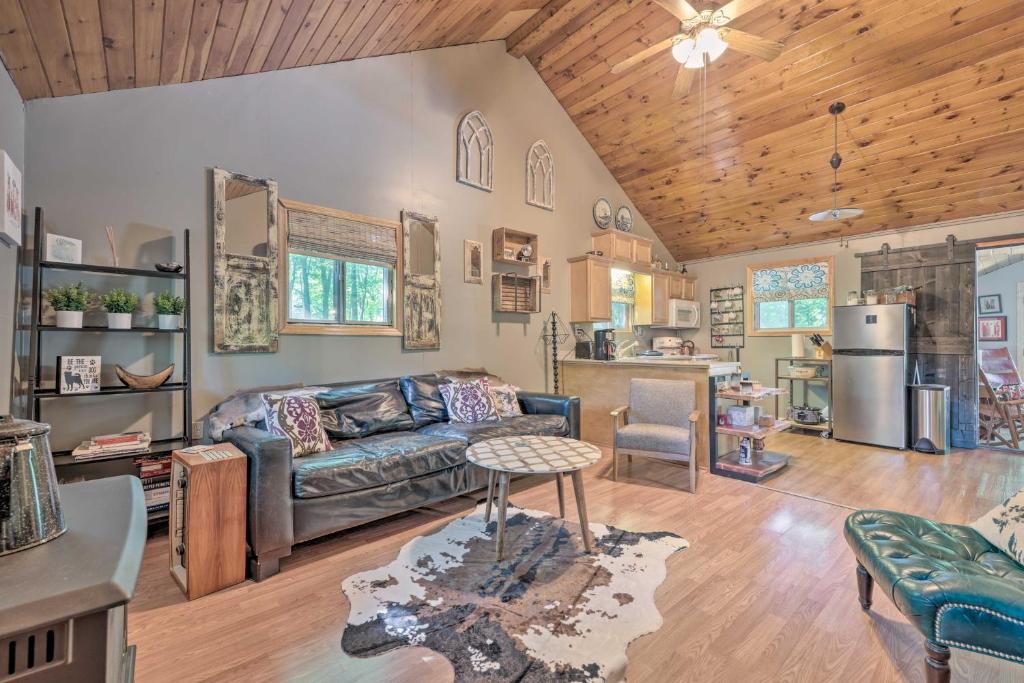 Pet-Friendly Poconos Cottage Less Than 1 Mi to Forest!