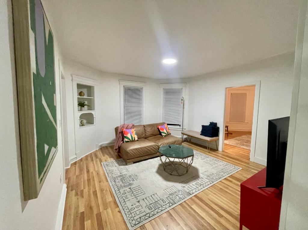 Newly Renovated 3BR Stylish Apartment With Parking