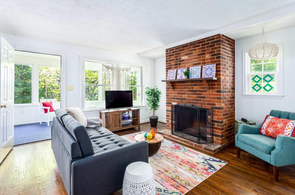 Cozy Cottage on wooded lot with Hot Tub & Fire Pit