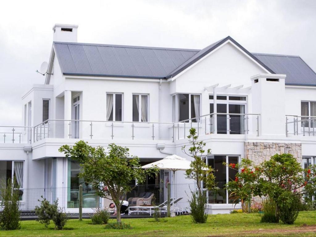 The White House on Kingswood Golf Estate