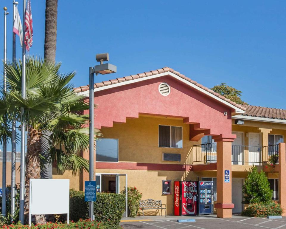 Econo Lodge Inn & Suites Wine Country