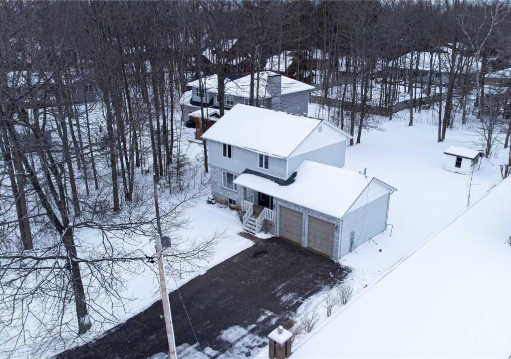 Cottage in Tiny, 2min walk to Woodland Beach