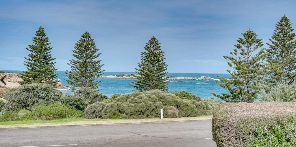 Stoneferry- A Beachfront Beauty - Free Wifi