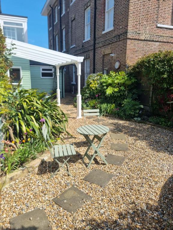 The Coach House- Stunning Detached Coastal home, with parking, by Historic Deal Castle