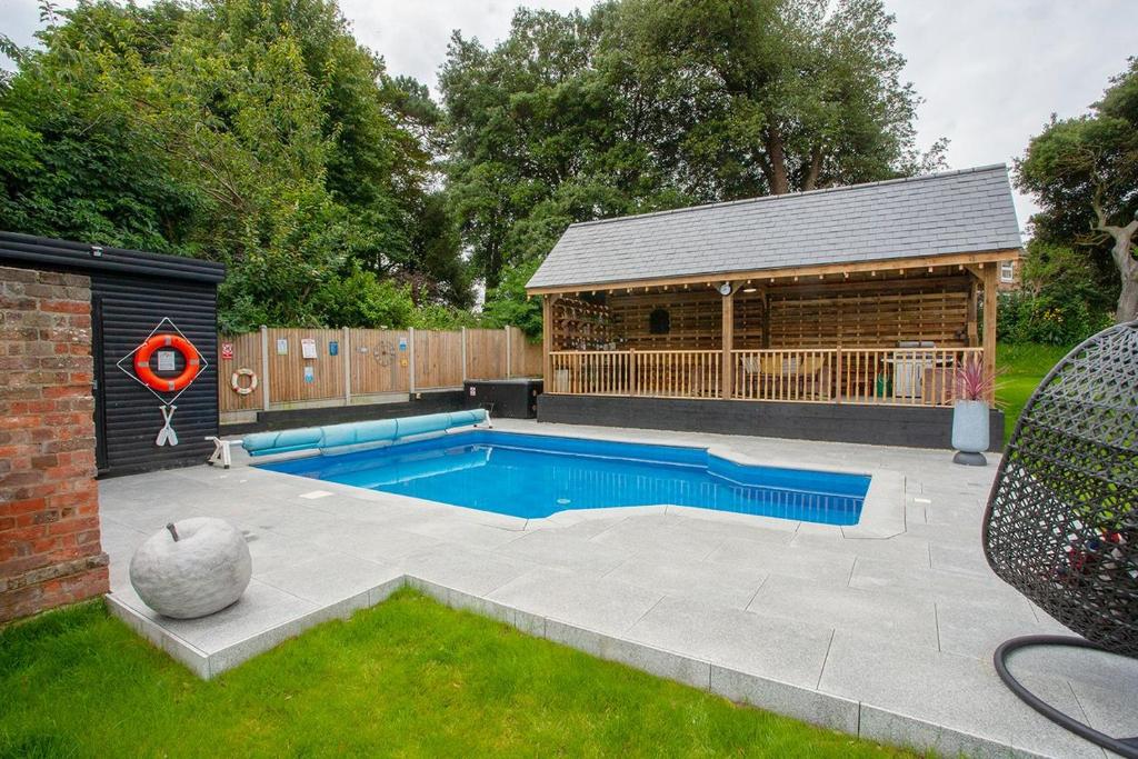 Luxurious winter or summer 32c heated Pool private Hot tub & bar deal kent