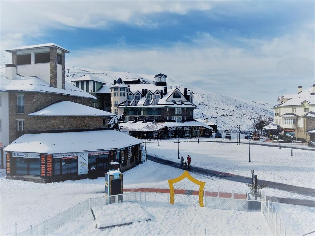 SKI & SNOW APARTMENTS by TODOSIERRANEVADA - Plaza Principal Junto a los Telecabinas