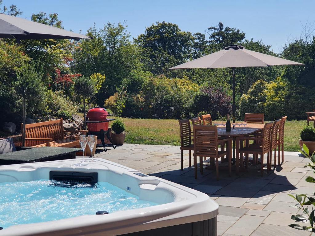 Luxurious & Modern Large 5 Bed House, HotTub, Views!