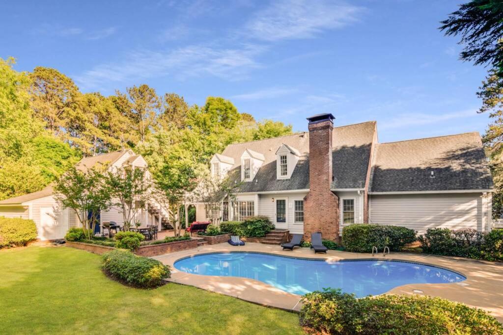 Gorgeous 5 Bedroom Mansion, POOL Sleeps 11