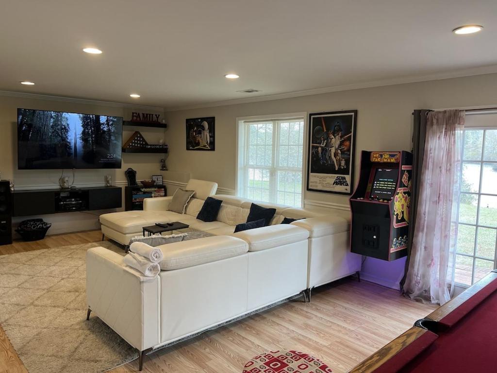 Cozy Lake House near Atlanta sits on Private Lake