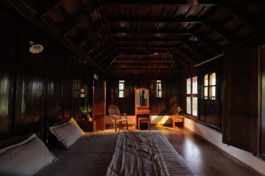 MountDe Kumarakom
