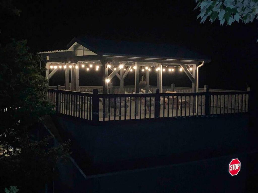 Bills Bungalow on Lake Burton with Top Dock and Hot Tub