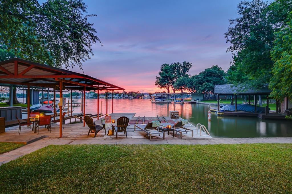 The Shorewood by Lodgewell - Lake Hair Don't Care