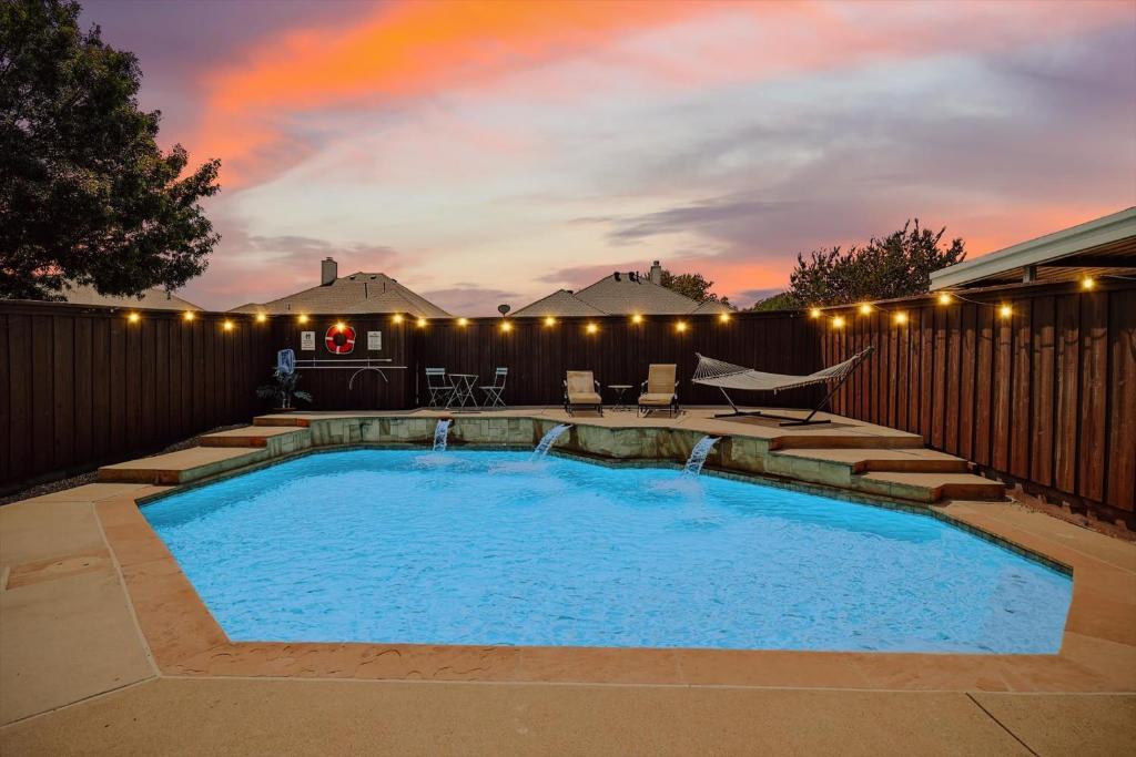 Luxe Retreat-5BR Oasis with sparkling pool & gaming