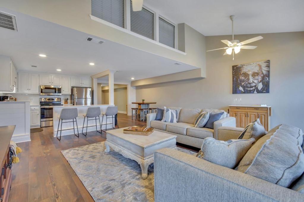 Downtown Loft - Above Bull & Barrel & Close to Georgia Southern