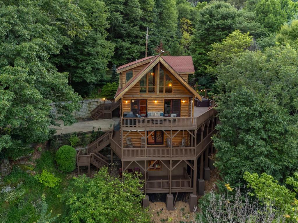 Dreamy Mountain Getaway~Hot Tub~Old Oak Lodge