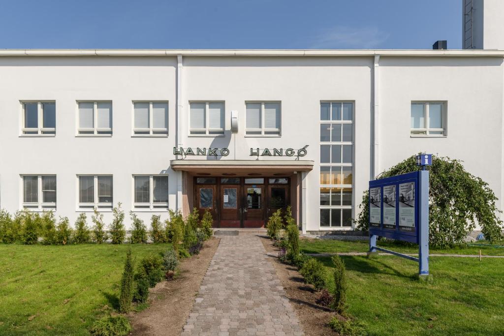 Hangon Asema 1 - lemmikit sallittu
