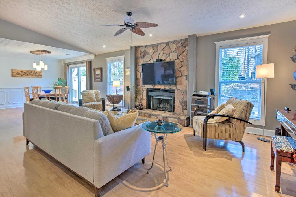 Roswell Home with Deck - 24 Mi to Atlanta!