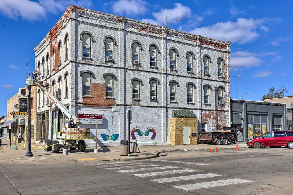 Bright Yankton Apartment Near Meridian Bridge