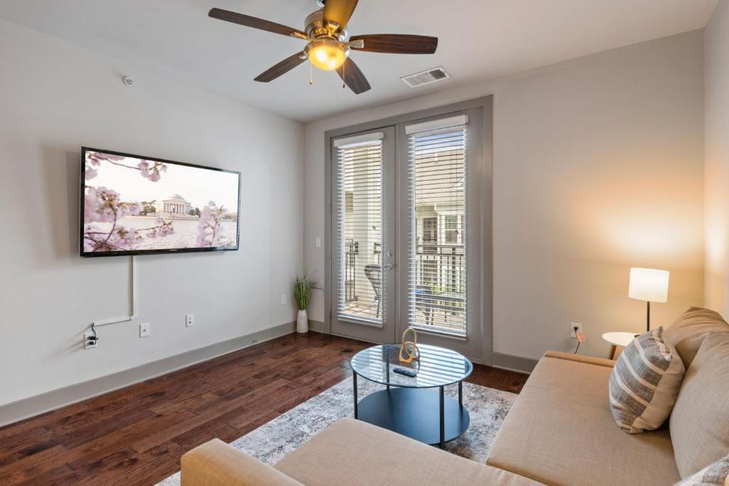 Comfy Retreat Balcony Views Amenities