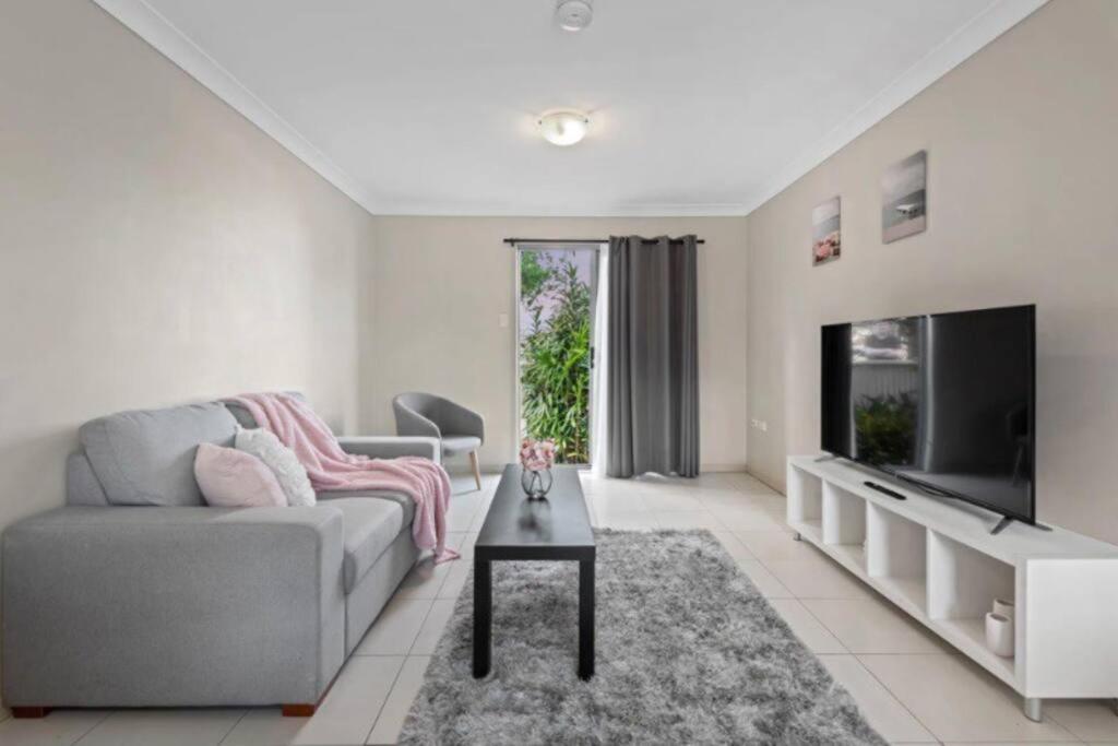 Cute & Cosy Cottage - beach 2 min walk away
