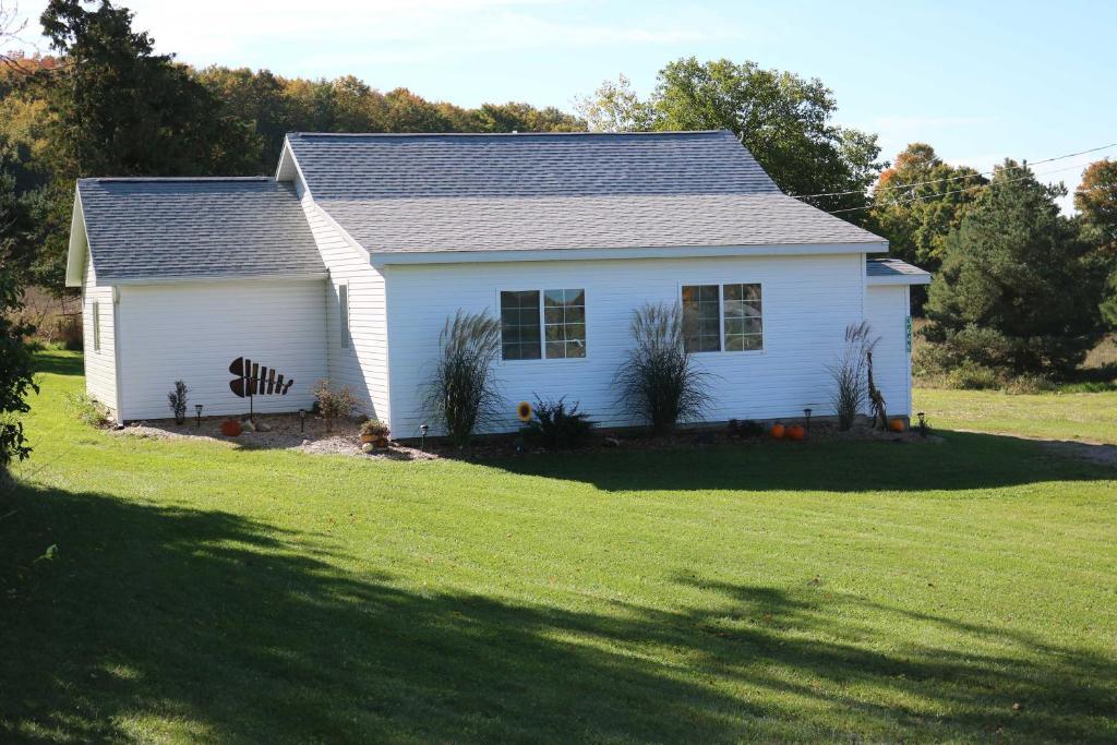 The Country Cottage in Central Lake - Updated!