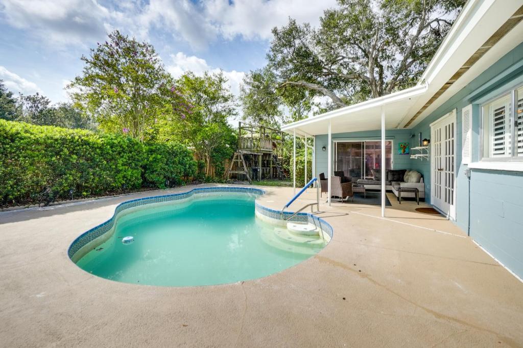 Sunny Florida Retreat with Pool, Near Busch Gardens!