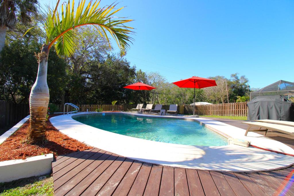 Peaceful dog-friendly w private heated pool