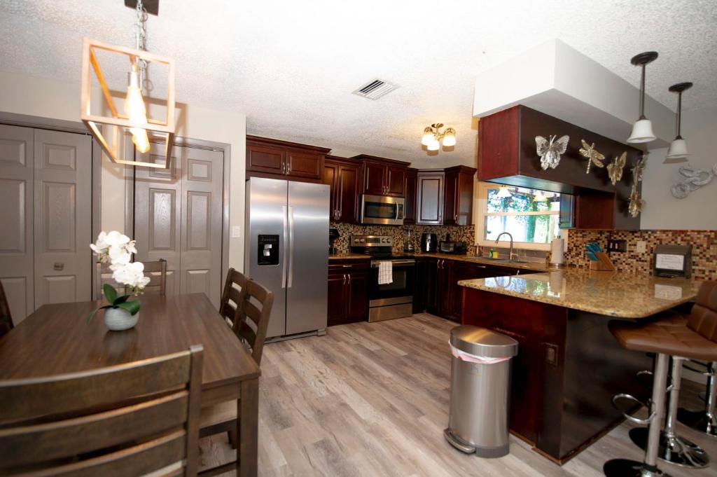 Charming home w private heated pool & hot tub