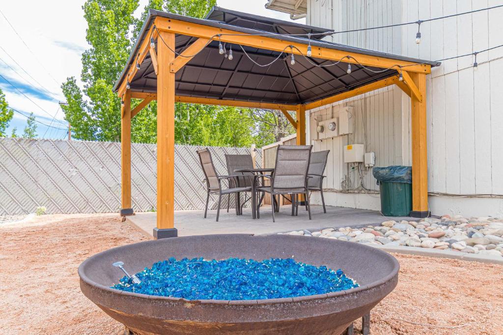 Bookcliff B - Downtown Townhome Outdoor Firepit Patio