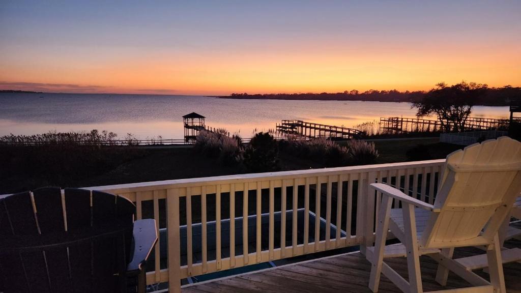 No Fee Luxury Pet Friendly 7BR Soundfront retreat with Elevator, Heated Pool and Hot Tub