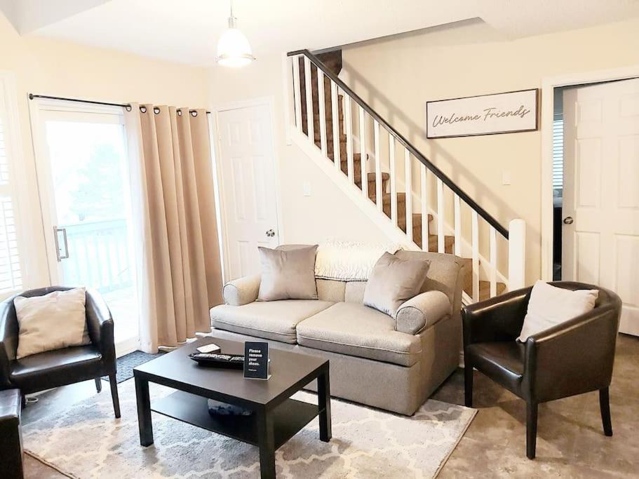 Stylish & Spacious 2 Bedroom, 2 Bath Loft in Blue