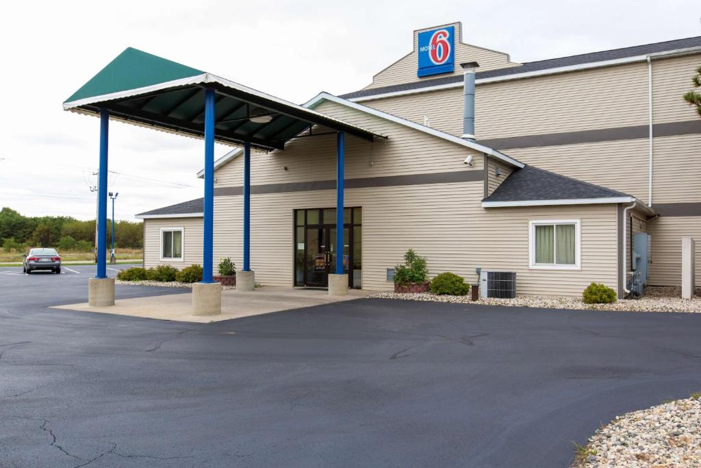 Motel 6-Baraboo, WI - Lake Delton