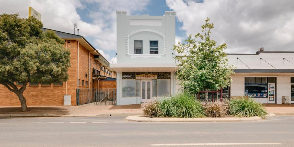 Eighty Seven Pangee St