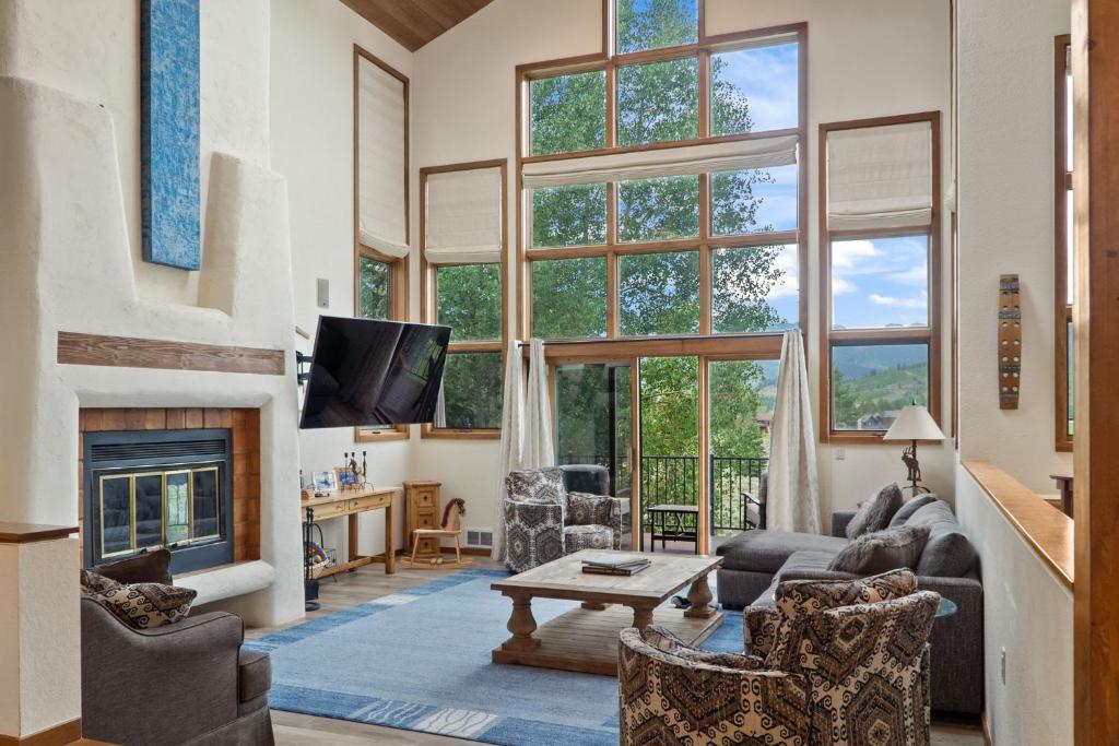 Incredible 4BDR Oasis with Hot Tub and Sauna