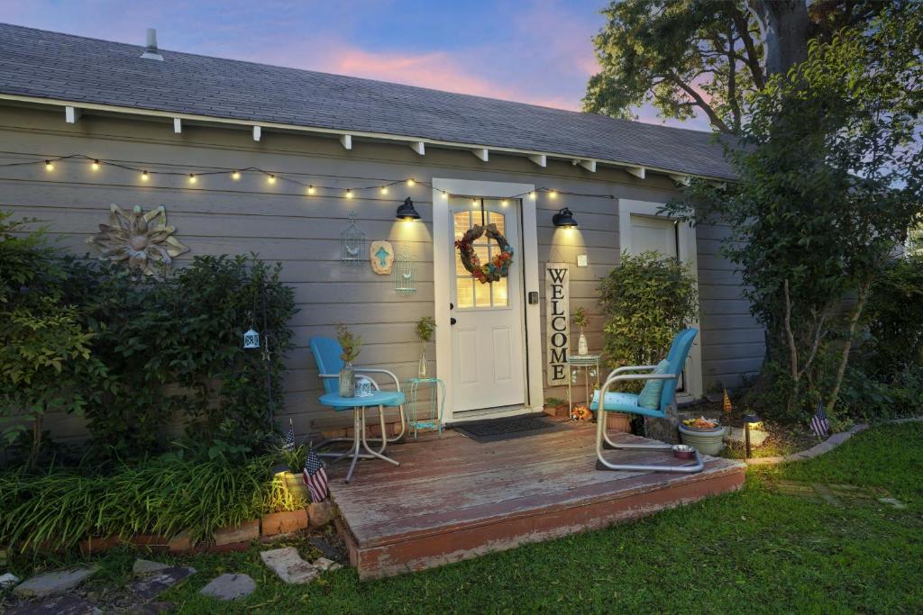 Entire Cozy Cottage with Private Parking Pet friendly, too!