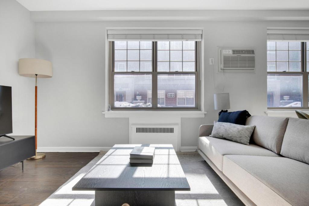 Evanston 2BR 1 mile from Nwestern campus CHI-600