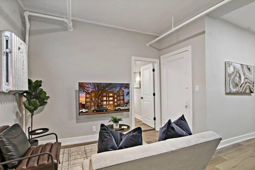 Cozy Chic 1BR Chicago Apartment - Hartrey G